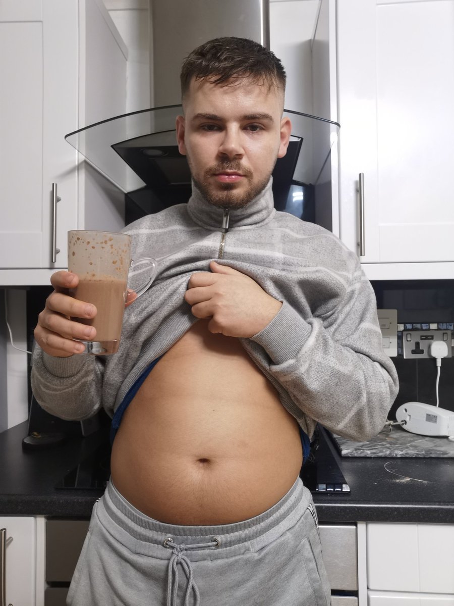 SmashGainer's tweet photo. Fill me up with a gainer shake to start my morning🍶🍫 #gaining #weightgain #feedee #me #gainershakes https://t.co/t6OLm7VuRf