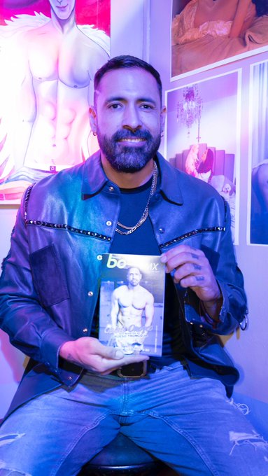 Nos encontramos a @OSIRISOROZCO10 en @cabaretito Justo traíamos su portada en @revistaboysmx y bueno
