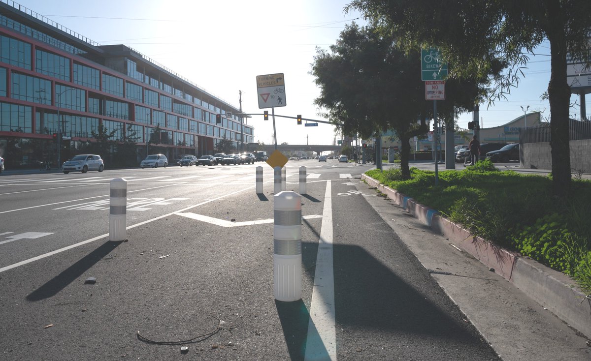LADOTofficial's tweet photo. Have you seen the protected bike lanes on Venice Blvd? 🚲Recently, we installed this new bike infrastructure between Inglewood Blvd to National Blvd to improve connectivity and expand the bicycle network in the area. Check it out! 👀 #LADOT #BikeLA #MovingLAForward https://t.co/hxTiEbJULn