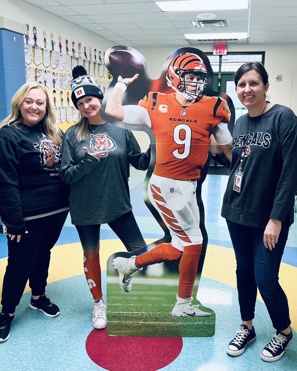 WHO DEY FriDEY <a href="/MulberryEagles/">Mulberry Elementary</a>! 🧡🖤🧡 Special visit from <a href="/JoeyB/">Joey Burrow</a>, but wish it was REAL (hint <a href="/Bengals/">Cincinnati Bengals</a>) I’m training the next gen of true fans! 🐯 #ruleyourschool #showyourstripes #RuleTheJungle