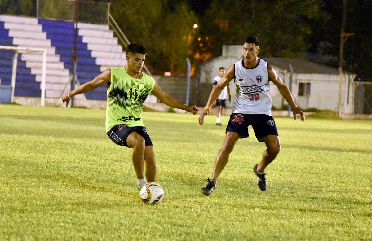 CAU__oficial's tweet photo. 📸 El decano continúa su preparación para el partido de vuelta por la cuarta ronda del Torneo Regional Federal Amateur que se disputará el próximo domingo desde las 20:30 hs. en San Isidro https://t.co/jskHfXxRas