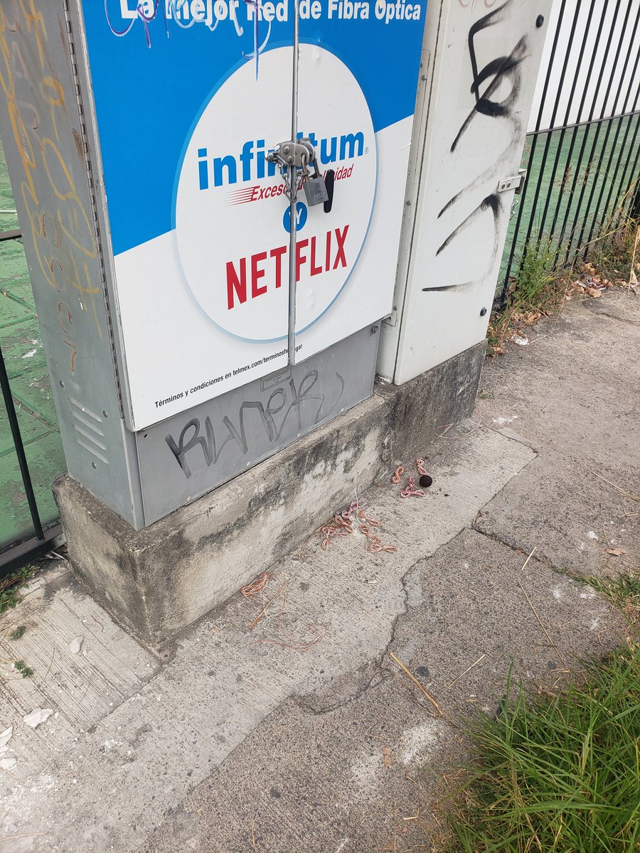 jorgegomezkere's tweet photo. Realmente no entiendo como reclutan a personas tan sucias para trabajar recién vino a Jardines del country un trabajador de @Telmex
@TELMEXSoluciona
Y no es la primera vez UE nos deja su cochinero, y no es el único todas las #cableras lo hacen
Hasta cuando debemos soportar esto? https://t.co/KQH6v49wx0
