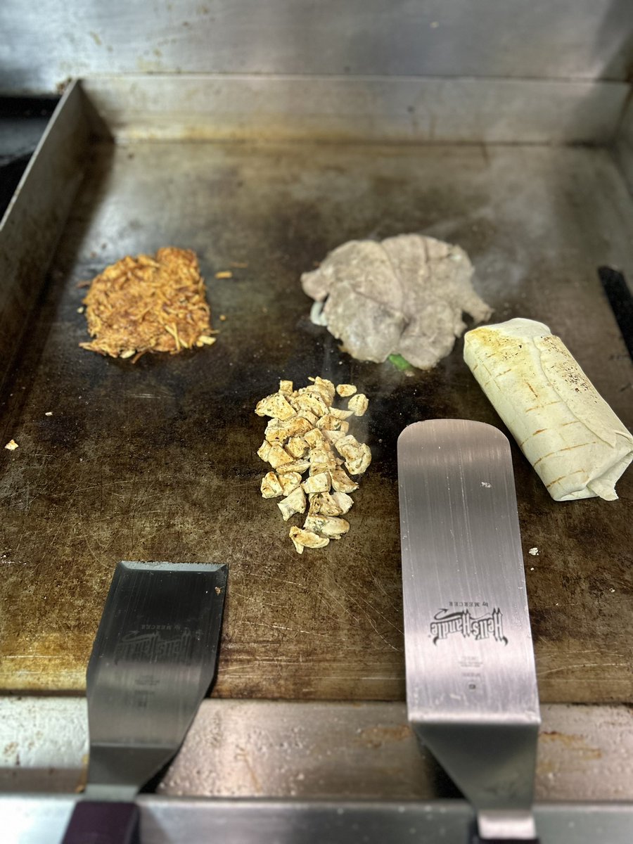 BasilsSportsBar's tweet image. The new @MERCERCULINARY #HellsKitchen turners are gonna get a workout tonight! #FridayNightGrillin #linecook #restaurantlife #weirton #weirtonwv #downtownweirton #basilssportsbar