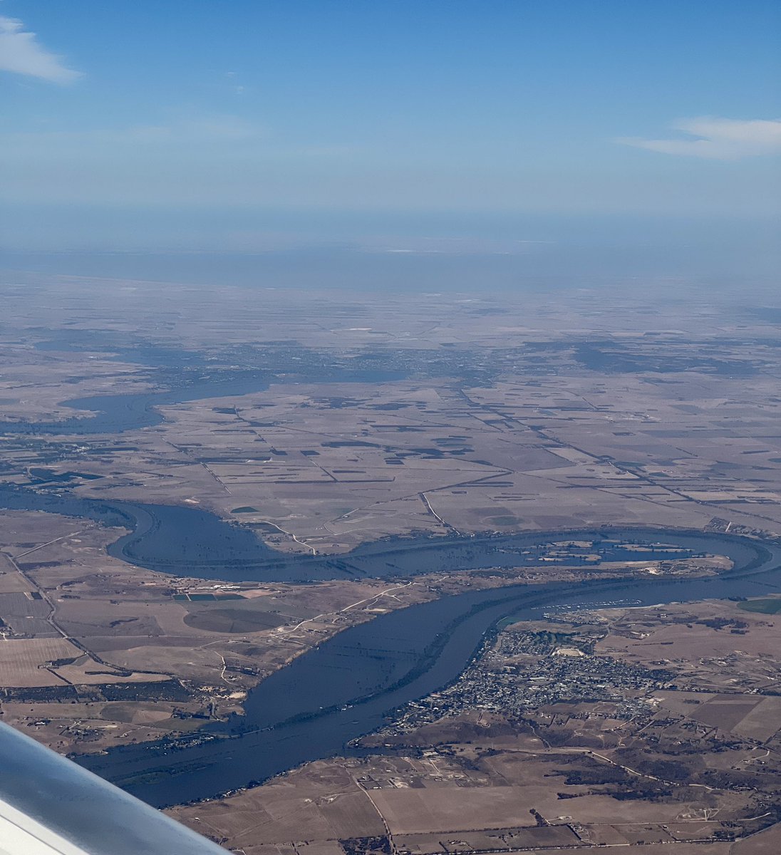 The #MurrayRiver in flood as captured on a flight from Brisbane to Adelaide 12/01/23 with the town of #Mannum, #SouthAustralia in view. The usual path of the river is clearly defined by the tree lined banks, highlighting the extent of the flooding.
#SAfloods