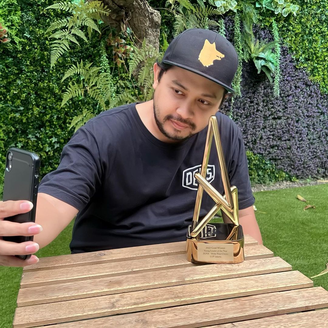 anthemawards's tweet photo. "Thank you @anthemawards to give me a reason to take a selfie. It’s a gold baby!" @DikaDikopi on Instagram

Latest drop of Winners celebrating — and selfie-ing — with their Anthem Awards by @DikaDikopi, @lupjkt and Albert Chan 🏆🤳✨ https://t.co/umGUx83XmT
