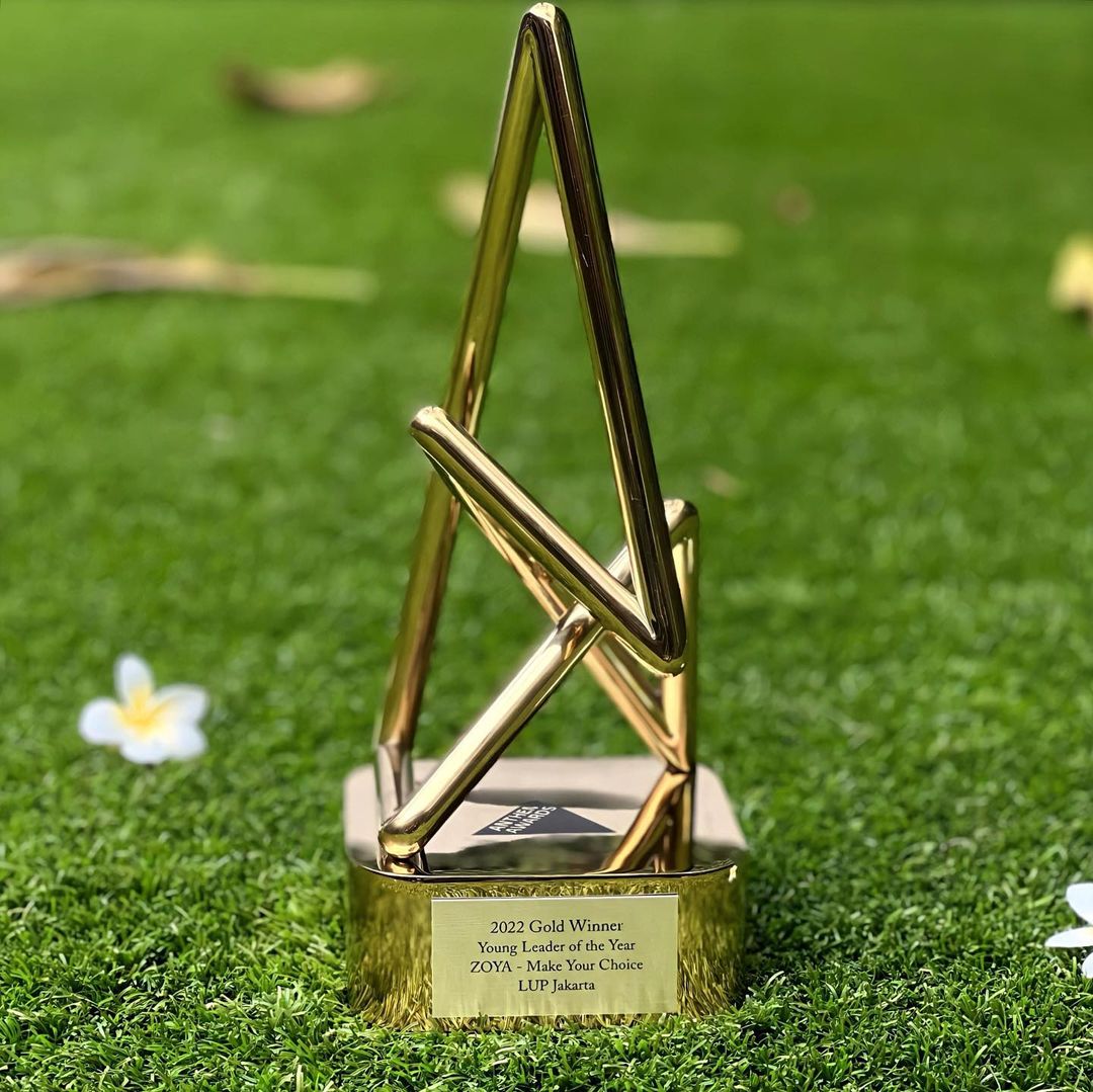 anthemawards's tweet photo. "Thank you @anthemawards to give me a reason to take a selfie. It’s a gold baby!" @DikaDikopi on Instagram

Latest drop of Winners celebrating — and selfie-ing — with their Anthem Awards by @DikaDikopi, @lupjkt and Albert Chan 🏆🤳✨ https://t.co/umGUx83XmT