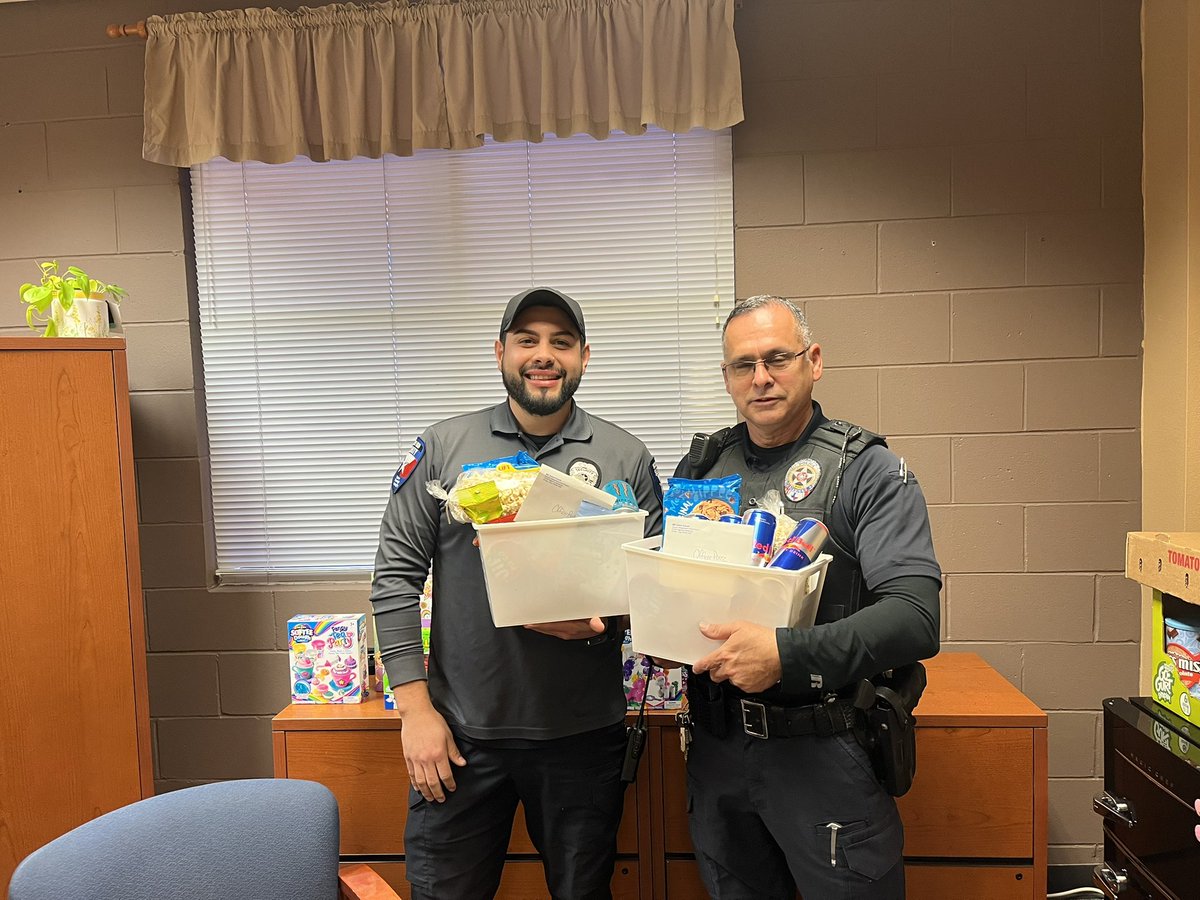 Celebrating our law enforcement officers this week! Thank you gentlemen for all that you do 😊 ❤️ #TeamSISD #LawEnforcementAppreciationDay @lgonzalez_BSS @RJimenez_BSS