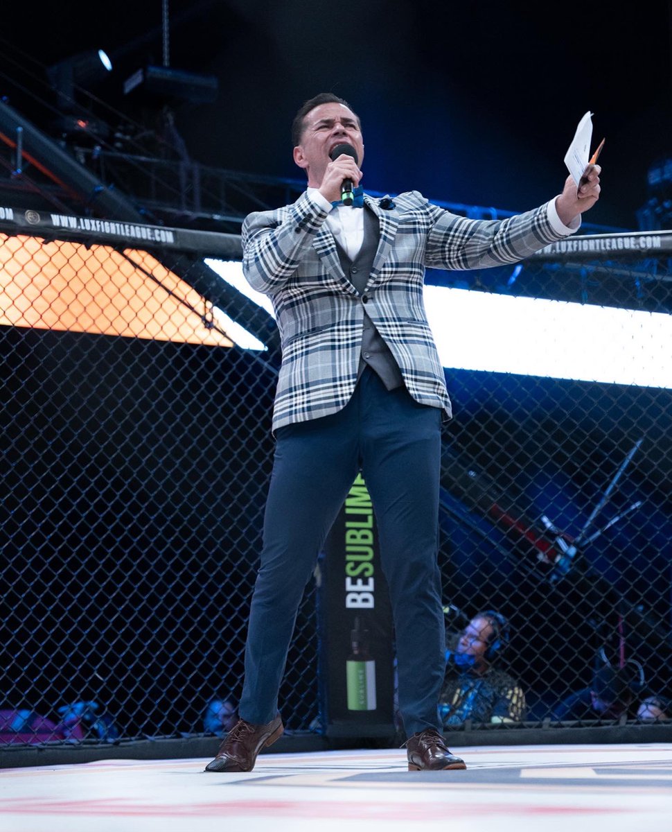 luxfightleague's tweet photo. The best in the business 🎙 @DeMariaMMA, el hombre a cargo de presentarnos toda la acción desde el octágono de MMA más reconocido de México y Latinoamérica 🔥

#LUXFightLeague https://t.co/7dEaNdbCYK