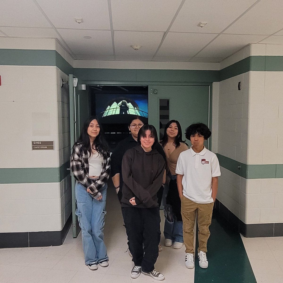 LIA leaders stayed after school to help volunteer at CAPE'S Dreaming Us: A Community Film Series @latinosinacti0n #leadersinourcommunity #FamiLIA #igniteLMS ⚡️