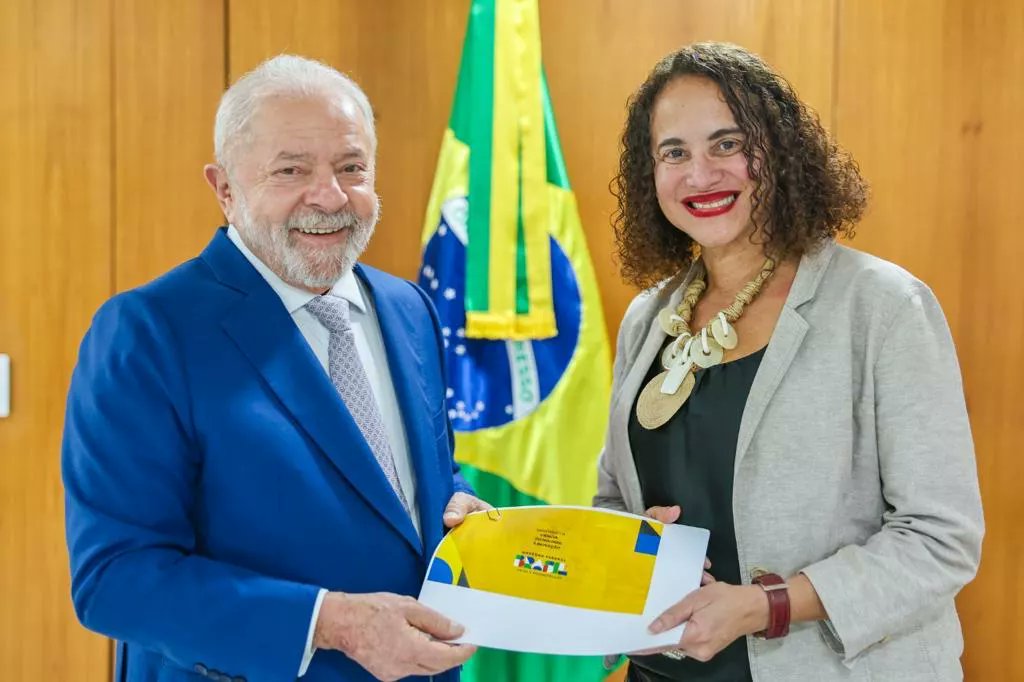 lucianasantos's tweet photo. Estive hoje com o presidente Lula, para uma conversa q teve foco na valorização da ciência brasileira. Falamos sobre os grandes projetos liderados pelo MCTI, o estímulo ao desenvolvimento tecnológico, sobre inclusão e diversidade. É a ciência voltando a ser prioridade no Brasil. https://t.co/ZFPv5HfD0E
