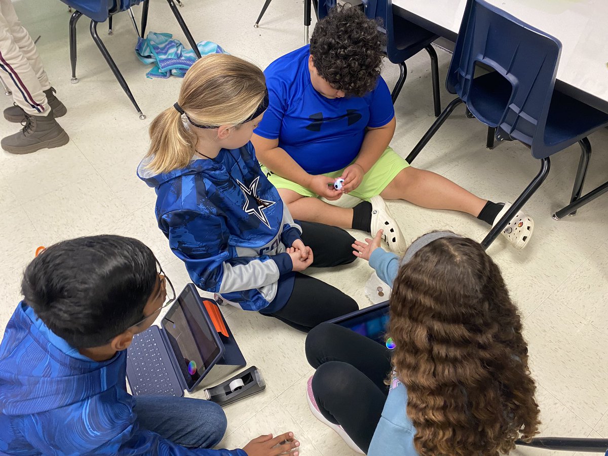 EmmettMichele's tweet photo. Designing Dolphins 4th grade sphero challenge. Create a vehicle to transport a load. @Donald_ES @lisdgt #donaldstem https://t.co/3yAHEqK0Bx