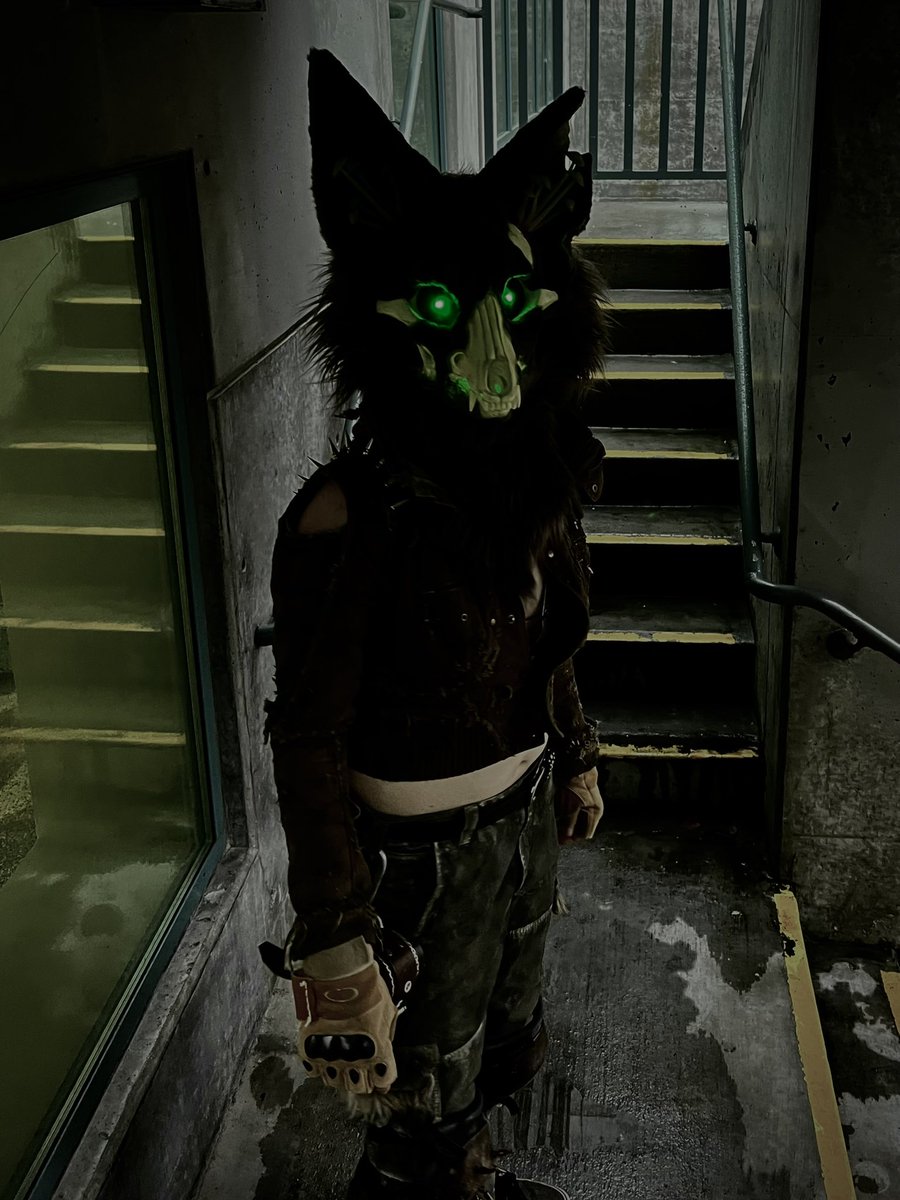 deleon_fursuits's tweet photo. Got to do a few hours of suiting this afternoon! I love my Skulldog so much! https://t.co/DaoBY8516d