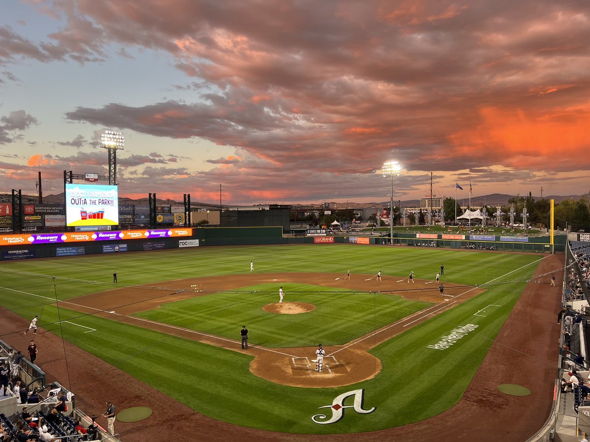 Honestly, just dreaming of a #BaseballSky right about now 🖌️