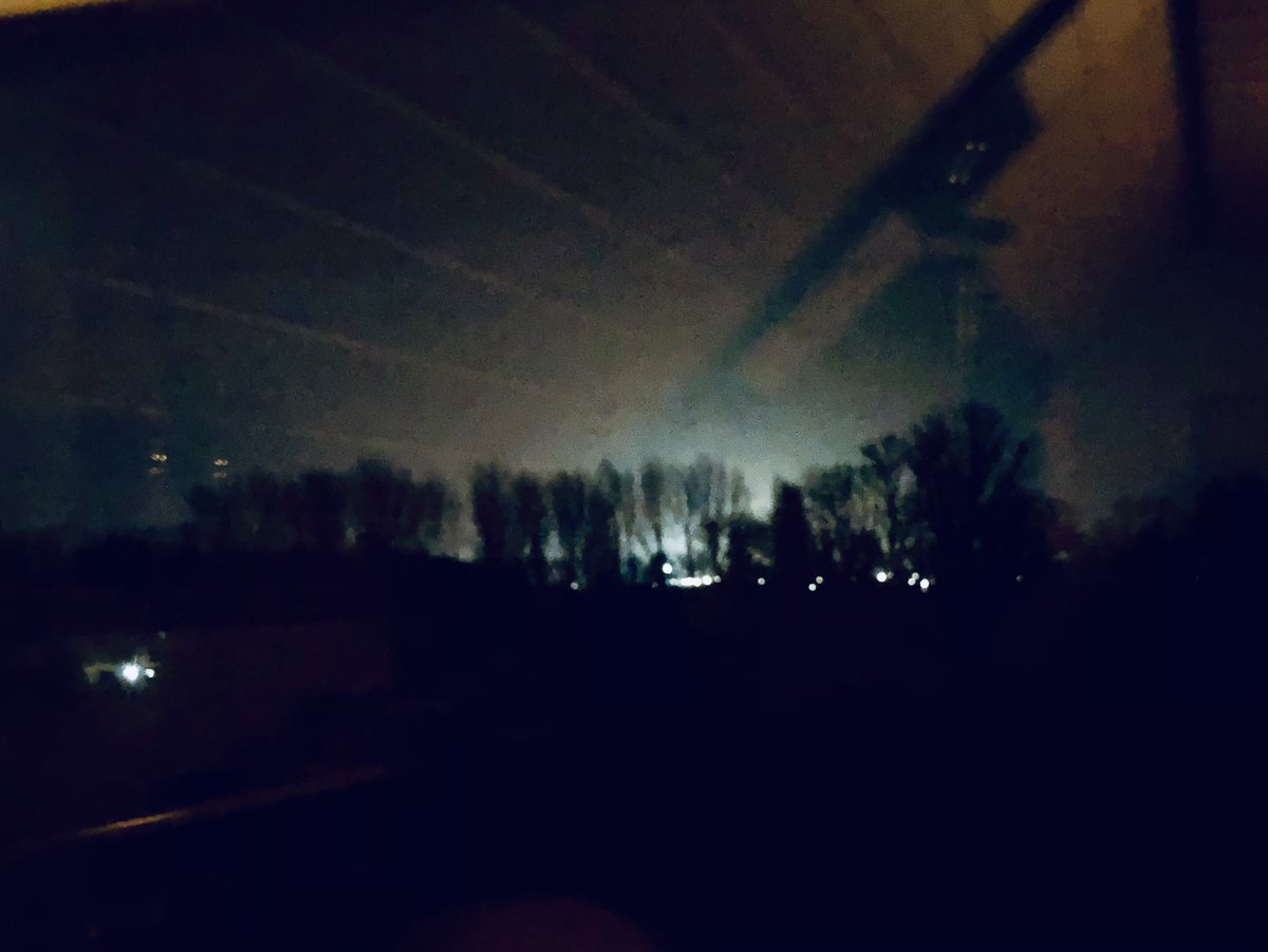 2 Uhr: Ich kann nicht schlafen. Die Flutlichter der nächtlichen Räumung von #Luetzerath kann ich aus meinem Zimmer sehen - sie halten mich wach. Ich habe Angst um meine Freund*innen, die vor Ort massiver #Polizeigewalt ausgesetzt sind - ohne Journalist*innen ist die Gefahr größer
