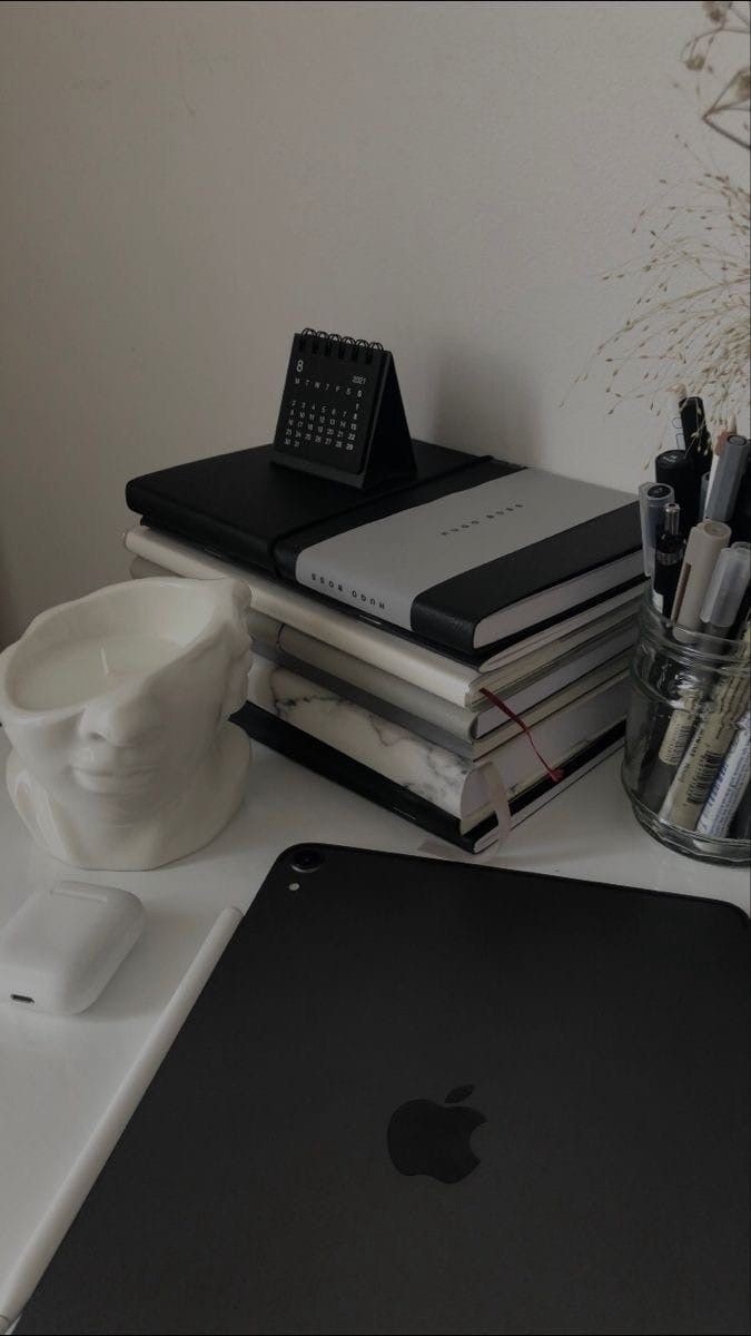 studyg4b's tweet image. ⌕:: #studytwt #studytwtbr #langtwt 

☆#  maio 2006
☆#  humanas
☆#  relações internacionais
☆#  foco USP
☆#  estudando inglês, italiano e espanhol
☆#  gilmore girls, pll, taylor swift, livros, café e volei &amp;lt;3

♡/↺ = moots!