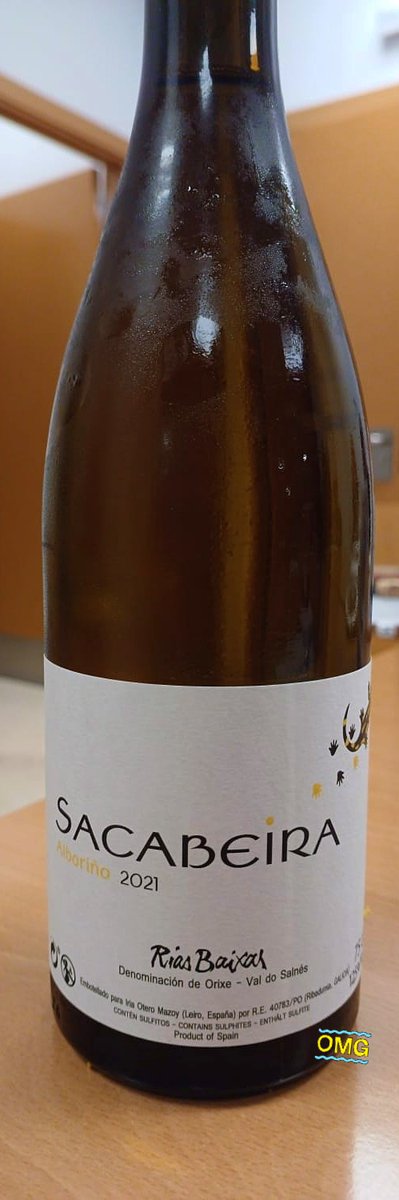 Blanco con maduración con lías casi 12 meses, y expresivos cítricos. 
  Corte similar a los albariños portugueses ( o es al revés?) 
Una maravilla para olvidadizos de mantener en frío, continuamente en el servicio. 
Y también aguanta ahumados, anchoas cántabras...