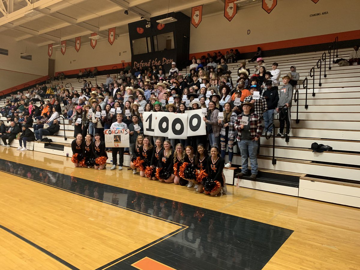 UTHSCheer's tweet photo. Congrats De’Vontay on 1000+ points!! #UTpride https://t.co/lU4usNfLlV