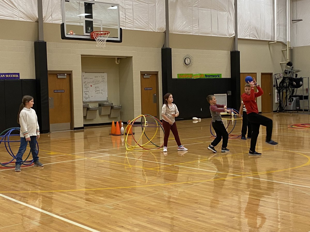 Mbclark_63's tweet photo. Mrs. Ball’s 4th grade, Mrs. Widener’s 4th grade and Miss Sexton’s 2nd grade recently celebrated by scoring touchdowns in PE class for behavior/participation!! #rowvaelem #rowvastrong https://t.co/7K5faBkzB3