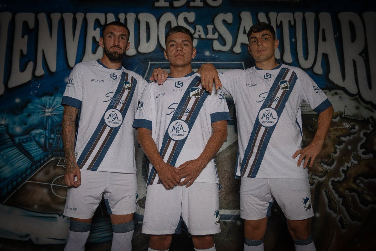 CJAOficial's tweet photo. VESTITE DE GALA 🎩💙

Mañana a partir de las 10 hasta las 13 HS en secretaria del club, podes llevarte la nueva indumentaria antoniana @fiumesport 

Talles S al XXXL
Camiseta  16500 
Remera s/c  8900 
Gorra azul  6500 
Medias  4000 
Shorts de juego 13000 https://t.co/pULqfHGGCf