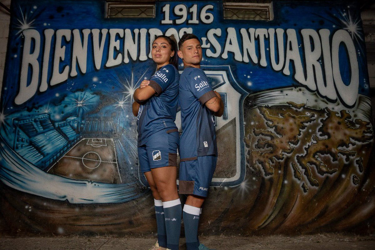 CJAOficial's tweet photo. VESTITE DE GALA 🎩💙

Mañana a partir de las 10 hasta las 13 HS en secretaria del club, podes llevarte la nueva indumentaria antoniana @fiumesport 

Talles S al XXXL
Camiseta  16500 
Remera s/c  8900 
Gorra azul  6500 
Medias  4000 
Shorts de juego 13000 https://t.co/pULqfHGGCf