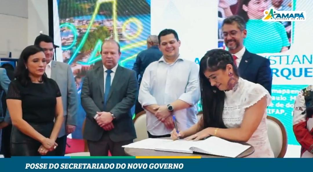 AnneMarques_AP's tweet photo. É oficial!!!
Tomei posse como Secretária de Assuntos da transposição.

"Darei o melhor de mim, onde precisar o mundo"
Marina Silva https://t.co/GpBRRJrCCj