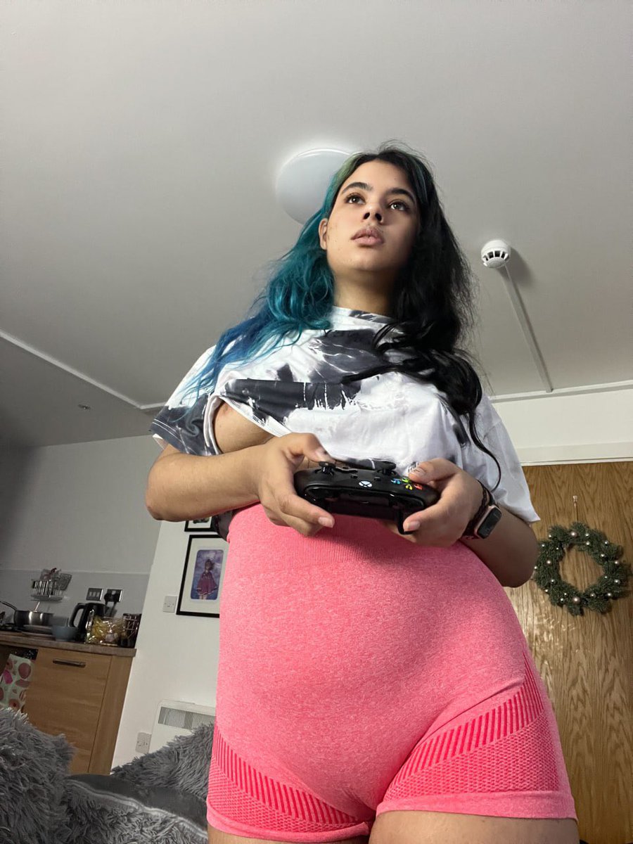 C🍒 on Twitter: "RT @TaylorHenries: want to be my player 2? 😋🎮"