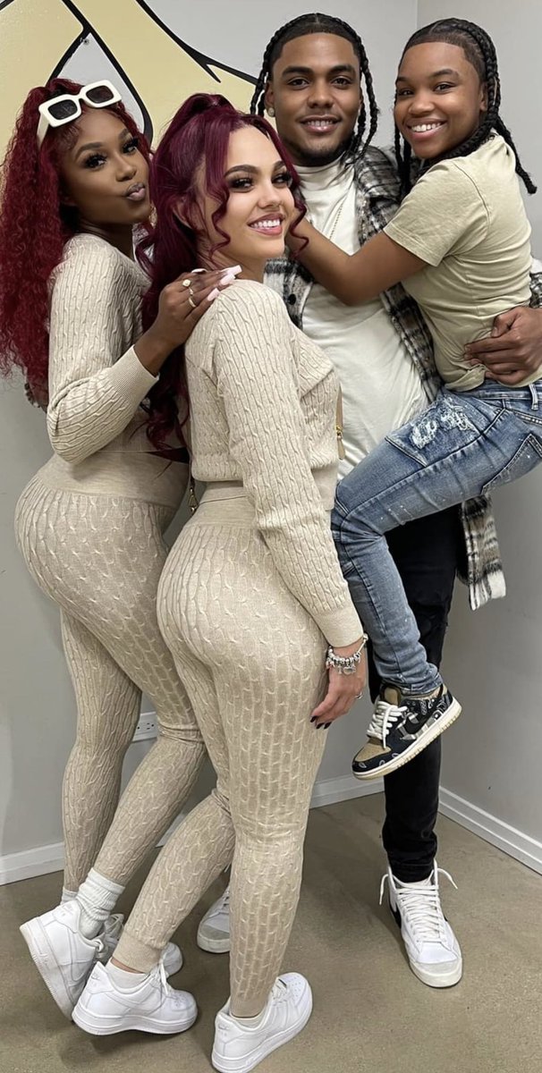 gayyasskiz's tweet image. damn he done got Leo pregnant already 😳😳 #polyrelationship