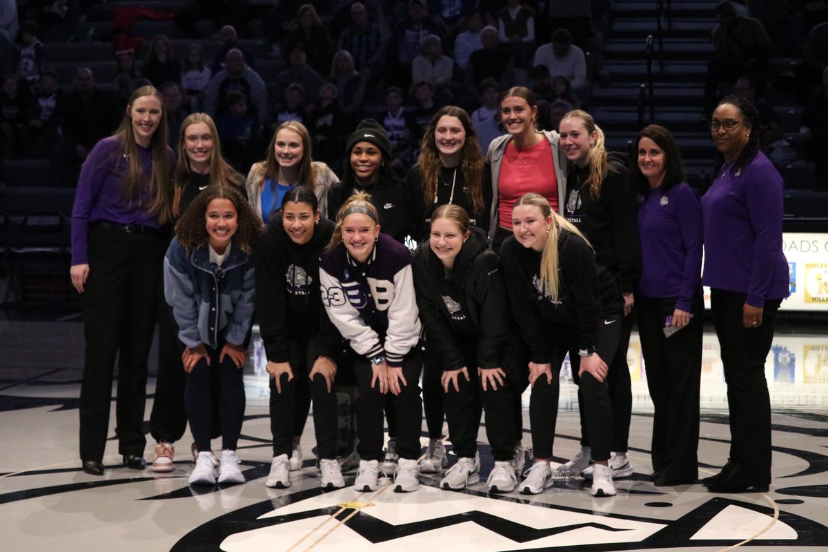 bhsdogs's tweet photo. Welcome back the 2021 State Finals Runner-Up Brownsburg Girls Basketball Team 👏

@bhsdogsghoops 

#BulldogTough https://t.co/dsOpwb2NYB