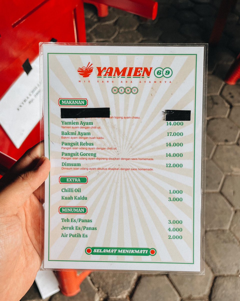 tumbarmericaa's tweet photo. Pelipur lapar kmrn siang yamien chili oil yg rada hidden di daerah Seturan, suasananya asik sepoi2 rindang dpn rumah gt ☺️ chili oil-nya resep di mie-nya yg pipih2, ditopping ayam cincang. Favoritku si pangsit rebusnya, lembut, racikan kuah chili oil-nya kusuka!📍Yamien69, Yk https://t.co/Wg9HBBTmvr