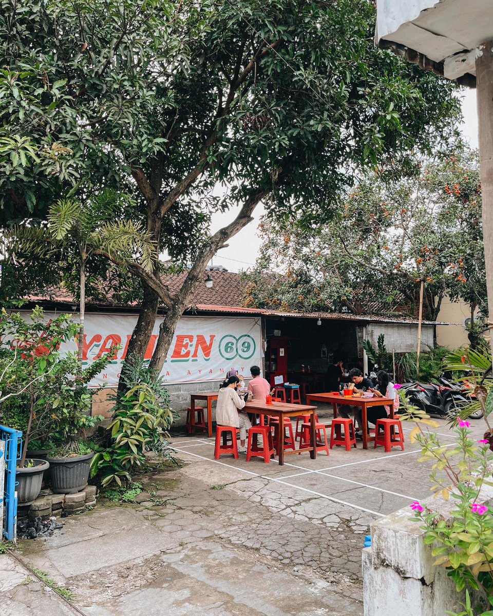tumbarmericaa's tweet photo. Pelipur lapar kmrn siang yamien chili oil yg rada hidden di daerah Seturan, suasananya asik sepoi2 rindang dpn rumah gt ☺️ chili oil-nya resep di mie-nya yg pipih2, ditopping ayam cincang. Favoritku si pangsit rebusnya, lembut, racikan kuah chili oil-nya kusuka!📍Yamien69, Yk https://t.co/Wg9HBBTmvr
