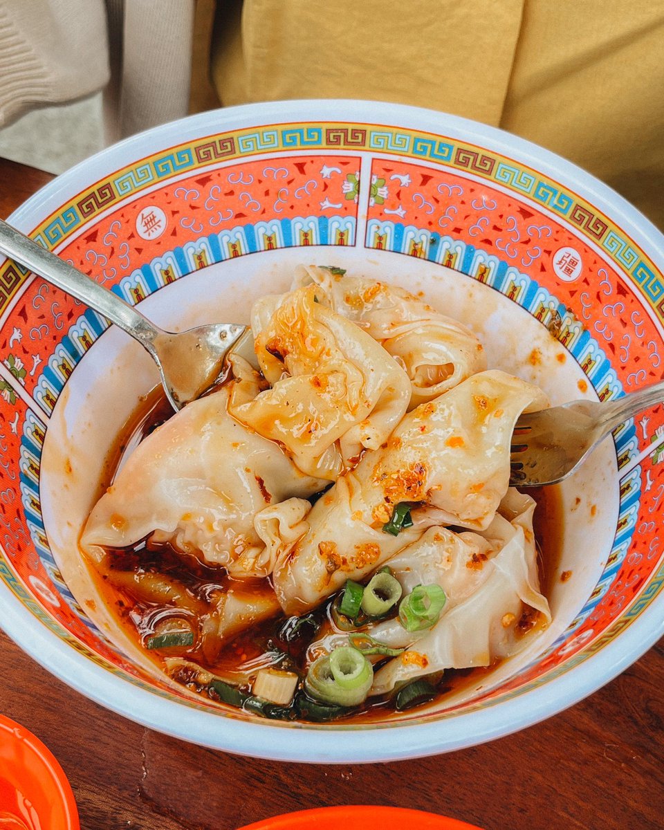 tumbarmericaa's tweet photo. Pelipur lapar kmrn siang yamien chili oil yg rada hidden di daerah Seturan, suasananya asik sepoi2 rindang dpn rumah gt ☺️ chili oil-nya resep di mie-nya yg pipih2, ditopping ayam cincang. Favoritku si pangsit rebusnya, lembut, racikan kuah chili oil-nya kusuka!📍Yamien69, Yk https://t.co/Wg9HBBTmvr
