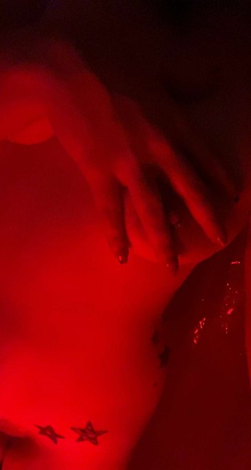 Who wants to wash me? #showerthoughts #showerfun https://t.co/Yas583b60z<a href="/tag/showerthoughts"class="tags">#showerthoughts</a><a href="/tag/showerfun"class="tags">#showerfun</a>