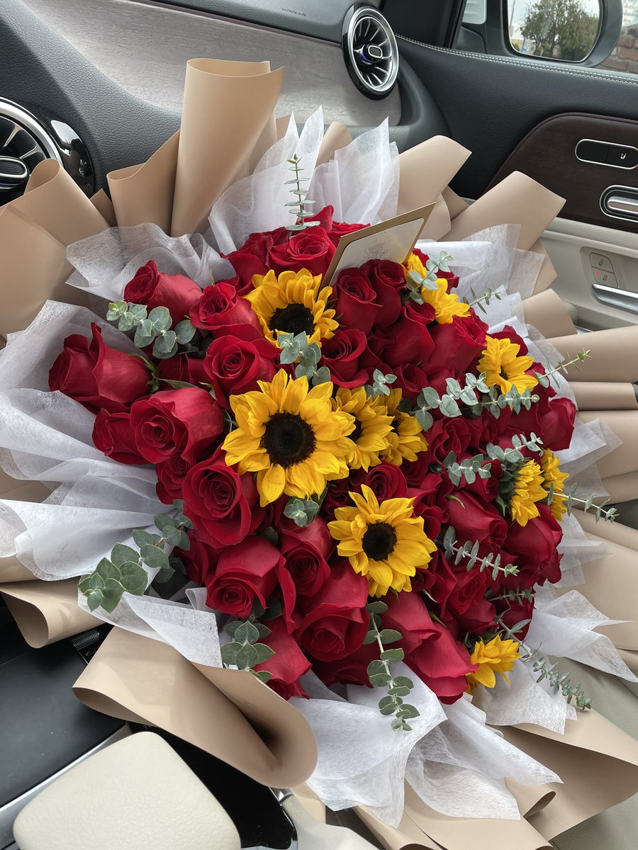 petaltique's tweet photo. I can buy myself flowers 🌹✨ https://t.co/H76Y3QpqW7
