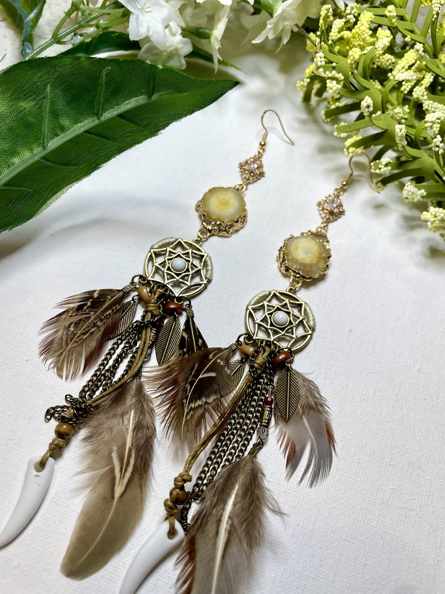 One of a kind geode earrings for sale! 💕 Link in bio for my Etsy page. 🤗 #etsy #forsale #geodes #geodeearrings #love #resinatingcrystals #crystals #crystalearrings #jewelry #etsyshop #EtsySeller #geode #statementearrings