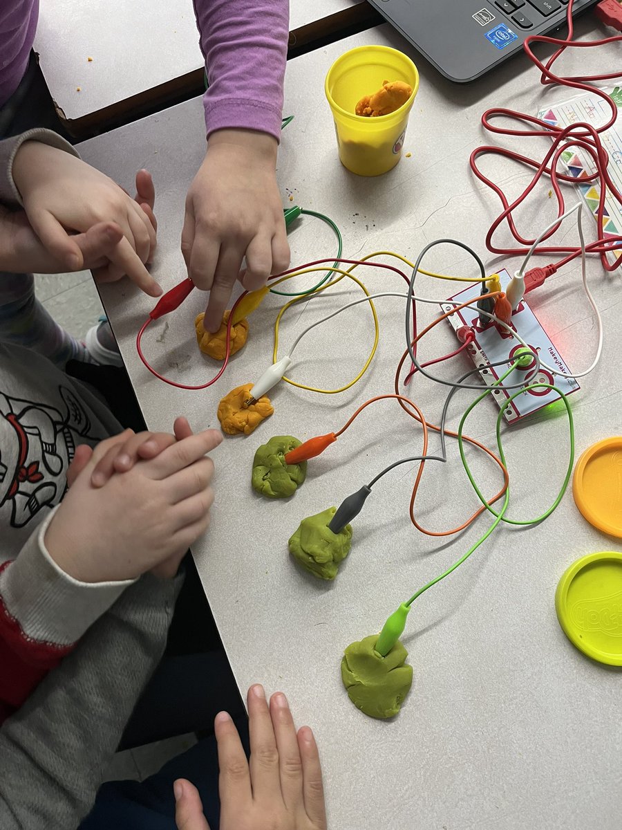 SimonsenTeach's tweet photo. It was a @makeymakey afternoon!! Collaborating, discovering, and problem solving with friends❤️ https://t.co/BYz8co7rMI