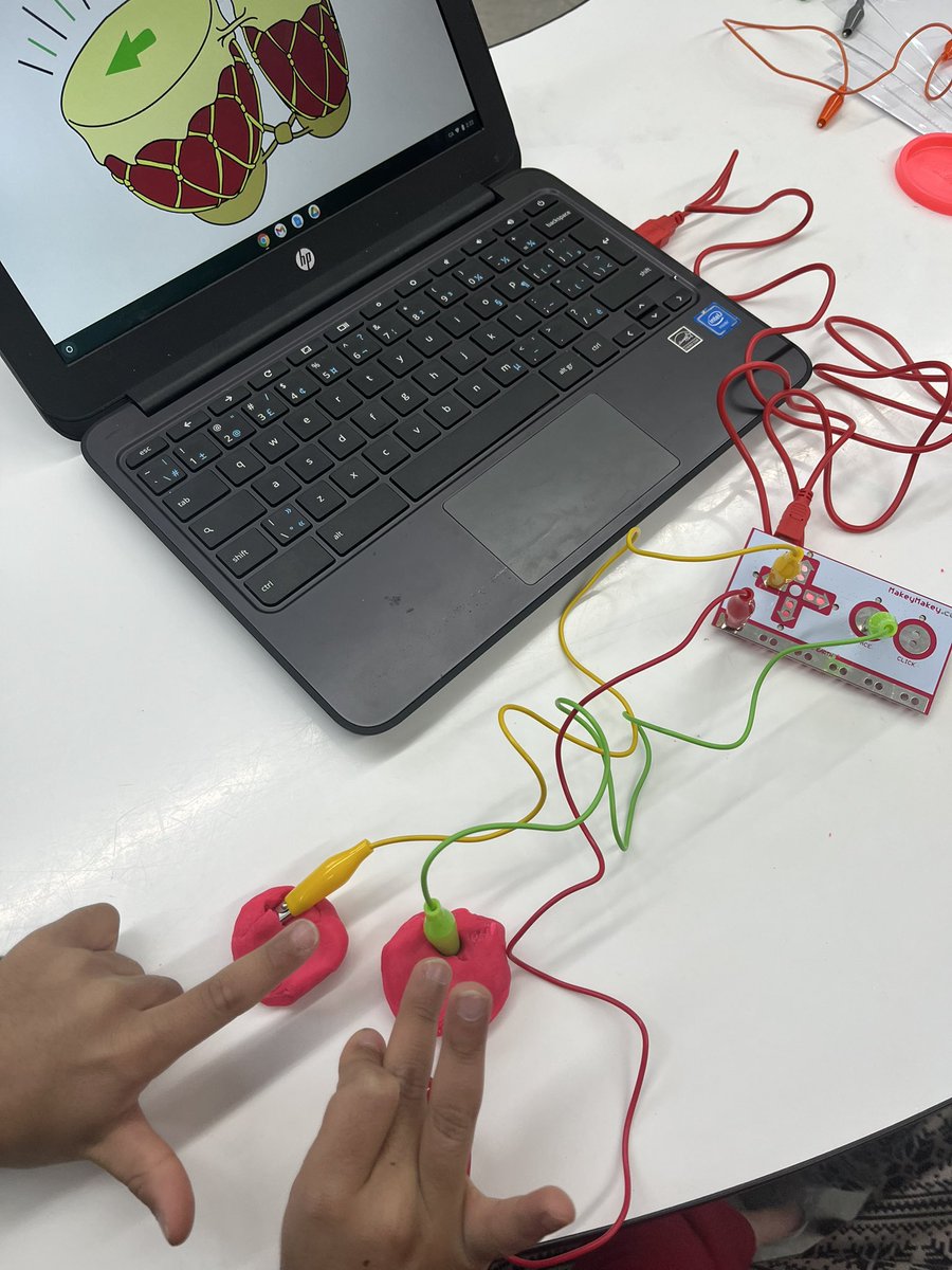 SimonsenTeach's tweet photo. It was a @makeymakey afternoon!! Collaborating, discovering, and problem solving with friends❤️ https://t.co/BYz8co7rMI