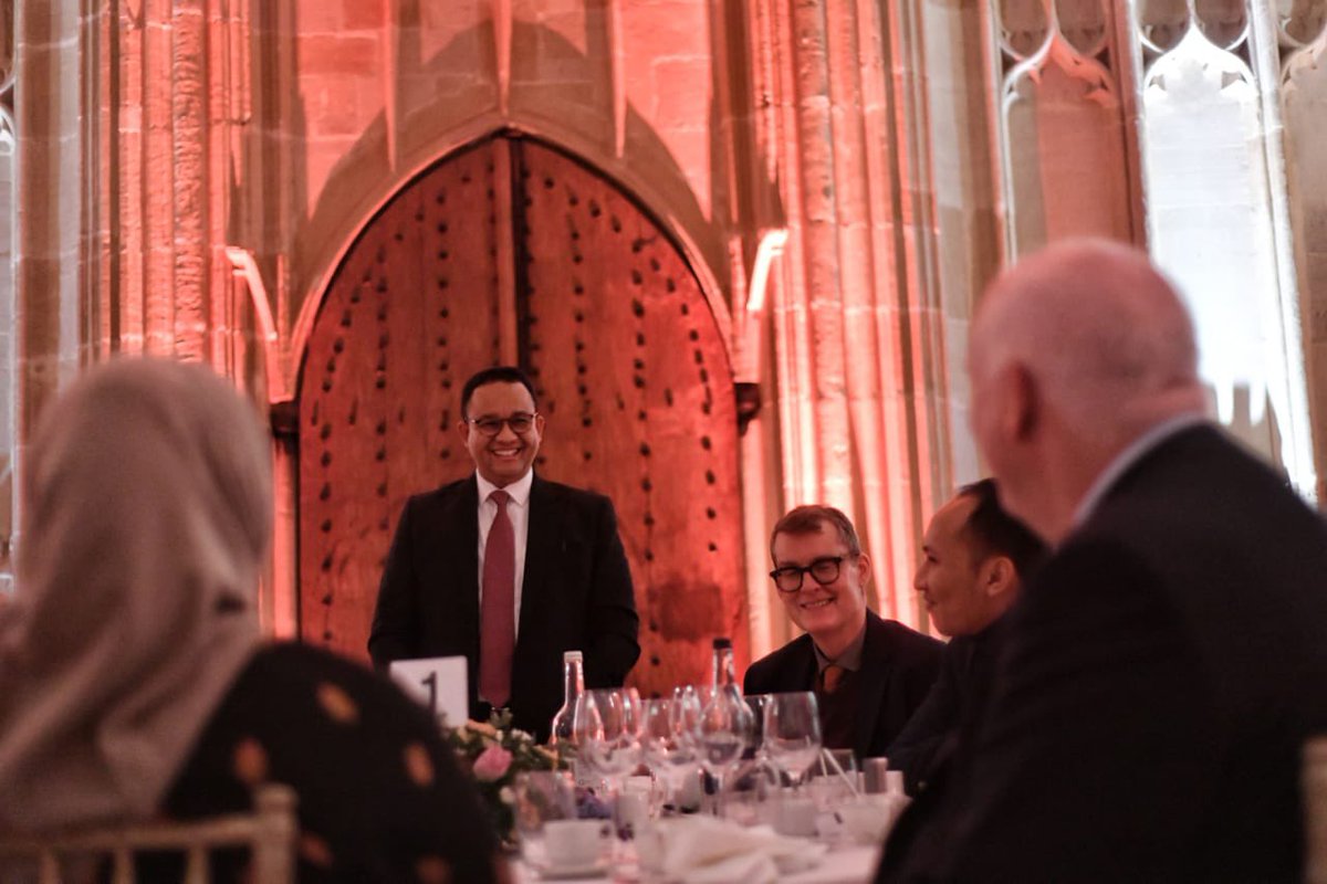 aniesbaswedan's tweet photo. Jamuan makan malam menjadi rangkaian terakhir kegiatan di Oxford University. Sebuah kunjungan yang singkat dan amat produktif. 

#AniesBaswedan #UnitedKingdom #OxfordUniversity #UntukIndonesia https://t.co/rxPNWaOtPE