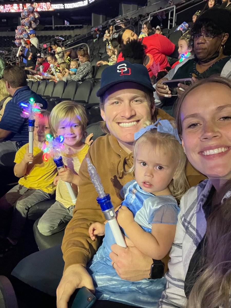 jaymimillaa's tweet photo. #DisneyOnIce https://t.co/qv635U6CBR