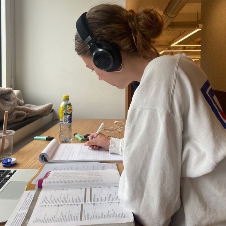 bbynotes's tweet image. estudar é um ato de amor e comprometimento com você, com os seus sonhos.