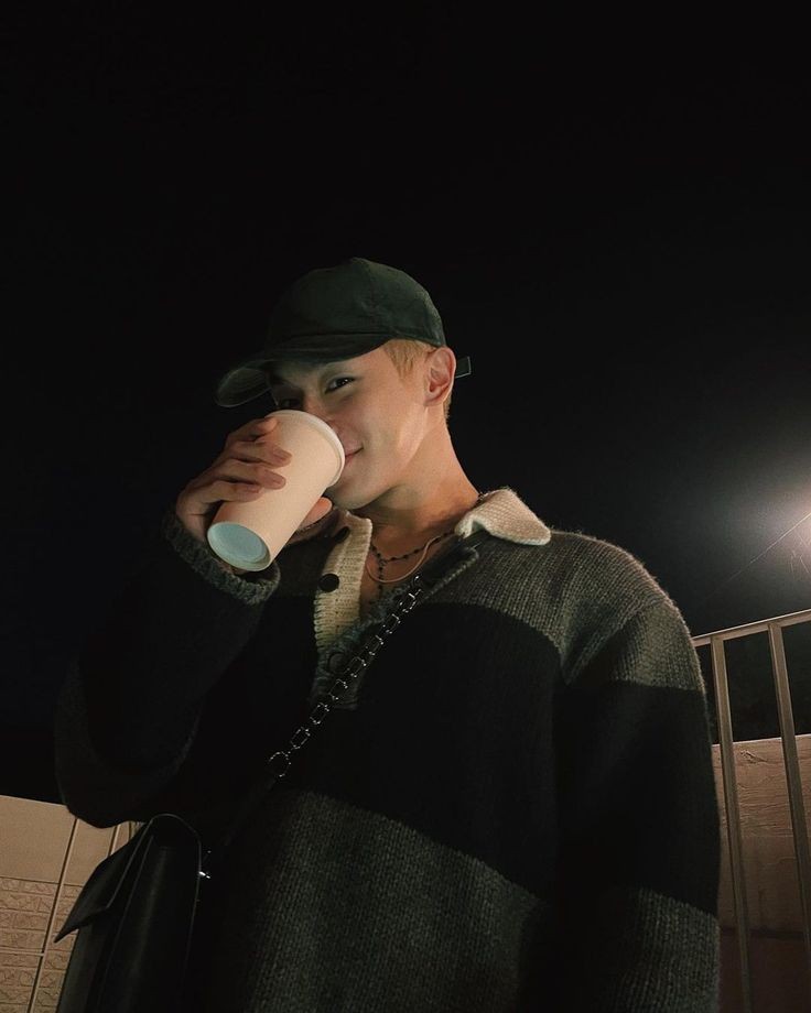 markrexd's tweet image. ⠀   
ㅤ          POV : você tem muito bom
ㅤ        gosto, se apaixonou por mim 
ㅤ       e esse é o seu rolo de câmera.
      ⠀