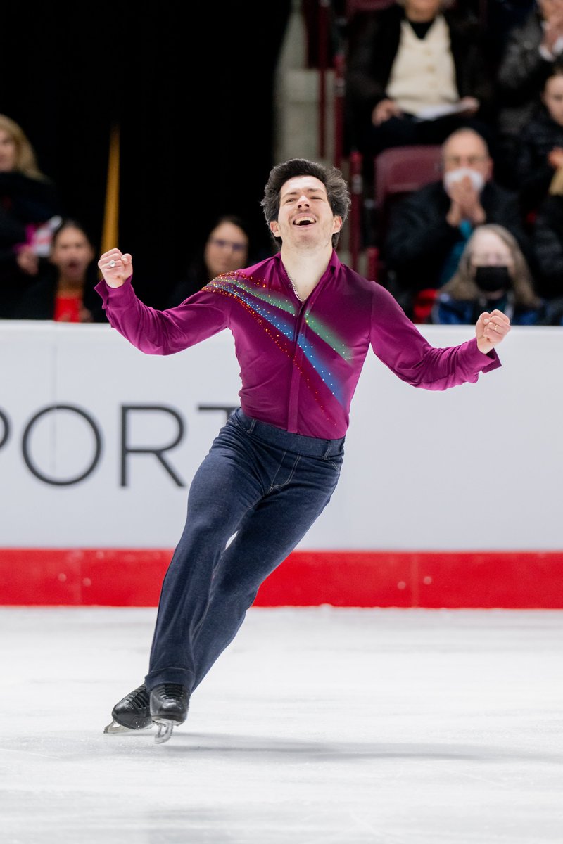 SkateCanada's tweet photo. It was a much-deserved standing ovation 👏 for @KeeganMessing after a solid ⛸️ at his very last #CTNats23!

Senior men’s short program results ⤵️

1⃣ - @KeeganMessing 
2⃣ - Conrad Orzel  
3⃣ - Matthew Newnham https://t.co/qlSrJ8eHE0