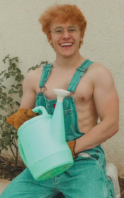 Anyone need a gardener? https://t.co/Vym3OG55lr