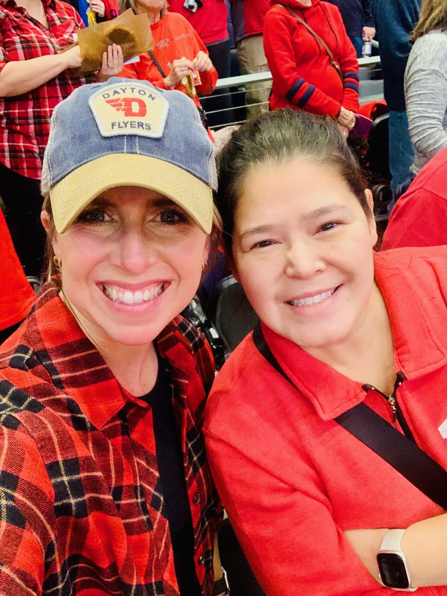 LisaPorges's tweet photo. Goooo Dayton Flyers!! 💙❤️ #dayton6th https://t.co/TZrIdF04AC