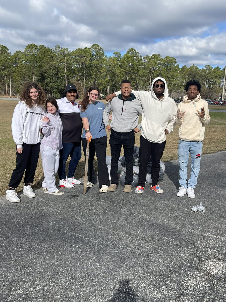 dsummerfordlong's tweet photo. My BCMHS students helping keep our campus clean for #dayofservice #MeAndMrsD https://t.co/tNIRo552vc