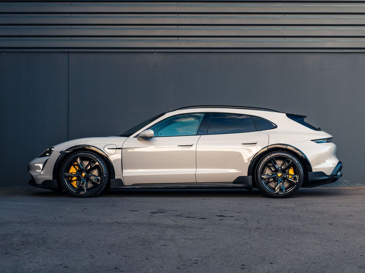 trohfe's tweet image. Neither