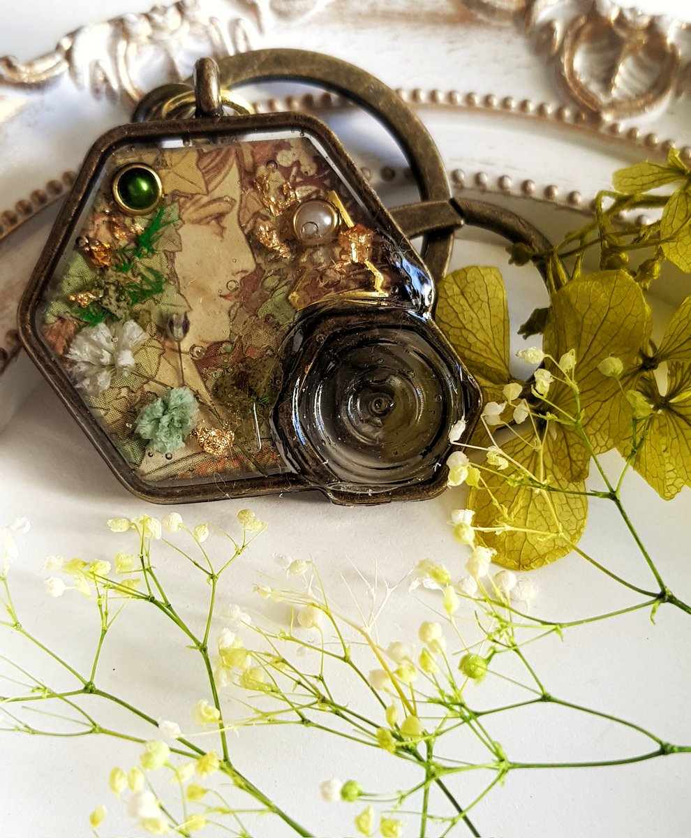 Hob_Handcraft's tweet photo. 今年のハンドメイド始めは個人で楽しむミュシャシリーズをば…
チェーンホルダーとなっております。
今年は緑のものを持つと良いらしいです🍐🍈🍏🍵📗✳🌵🐊🍀🌿🌲
#個人で楽しむミュシャシリーズ
#ミュシャ
#ハンドメイド好きさんと繋がりたい https://t.co/QRrUDzXjSZ