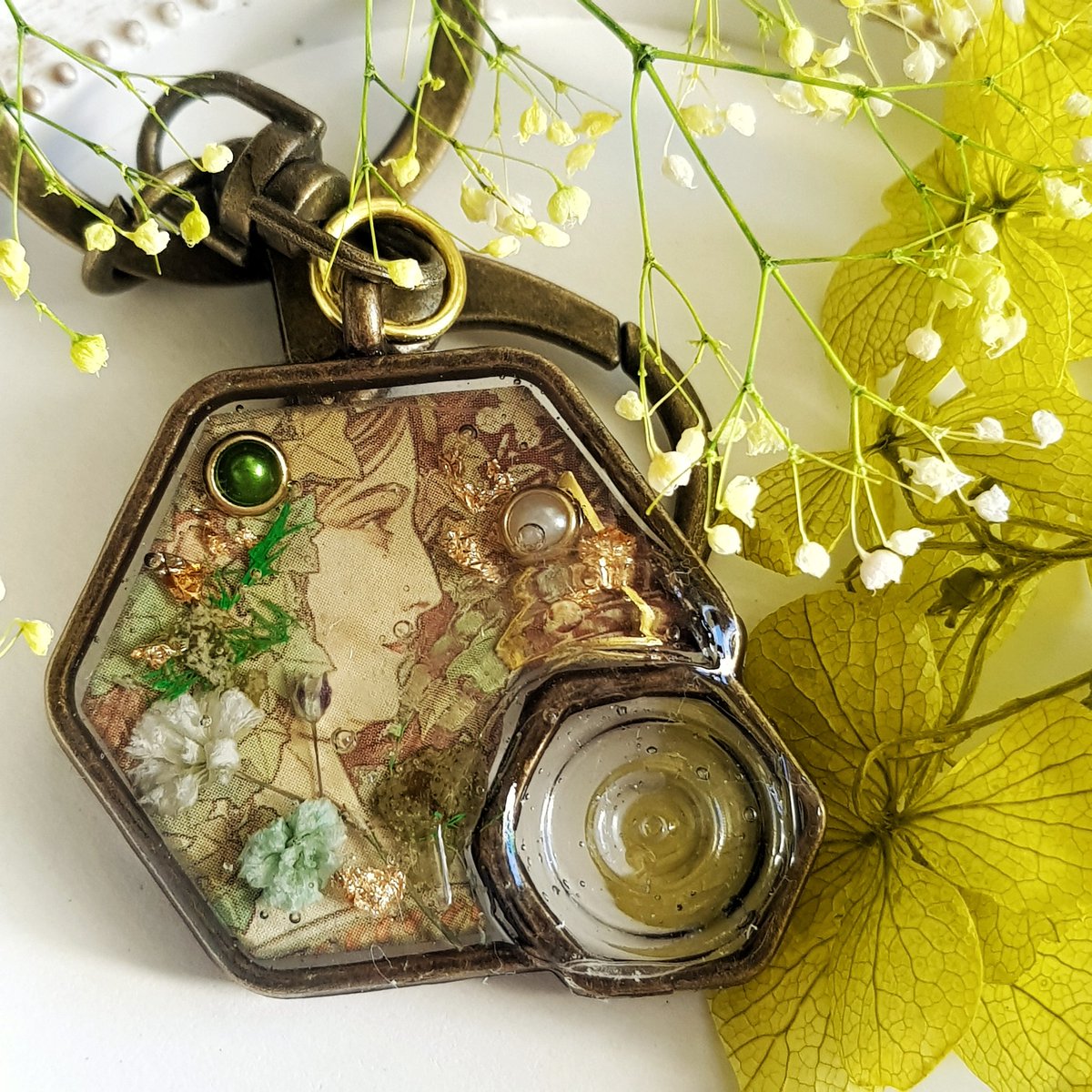 今年のハンドメイド始めは個人で楽しむミュシャシリーズをば…
チェーンホルダーとなっております。
今年は緑のものを持つと良いらしいです🍐🍈🍏🍵📗✳🌵🐊🍀🌿🌲
#個人で楽しむミュシャシリーズ
#ミュシャ
#ハンドメイド好きさんと繋がりたい