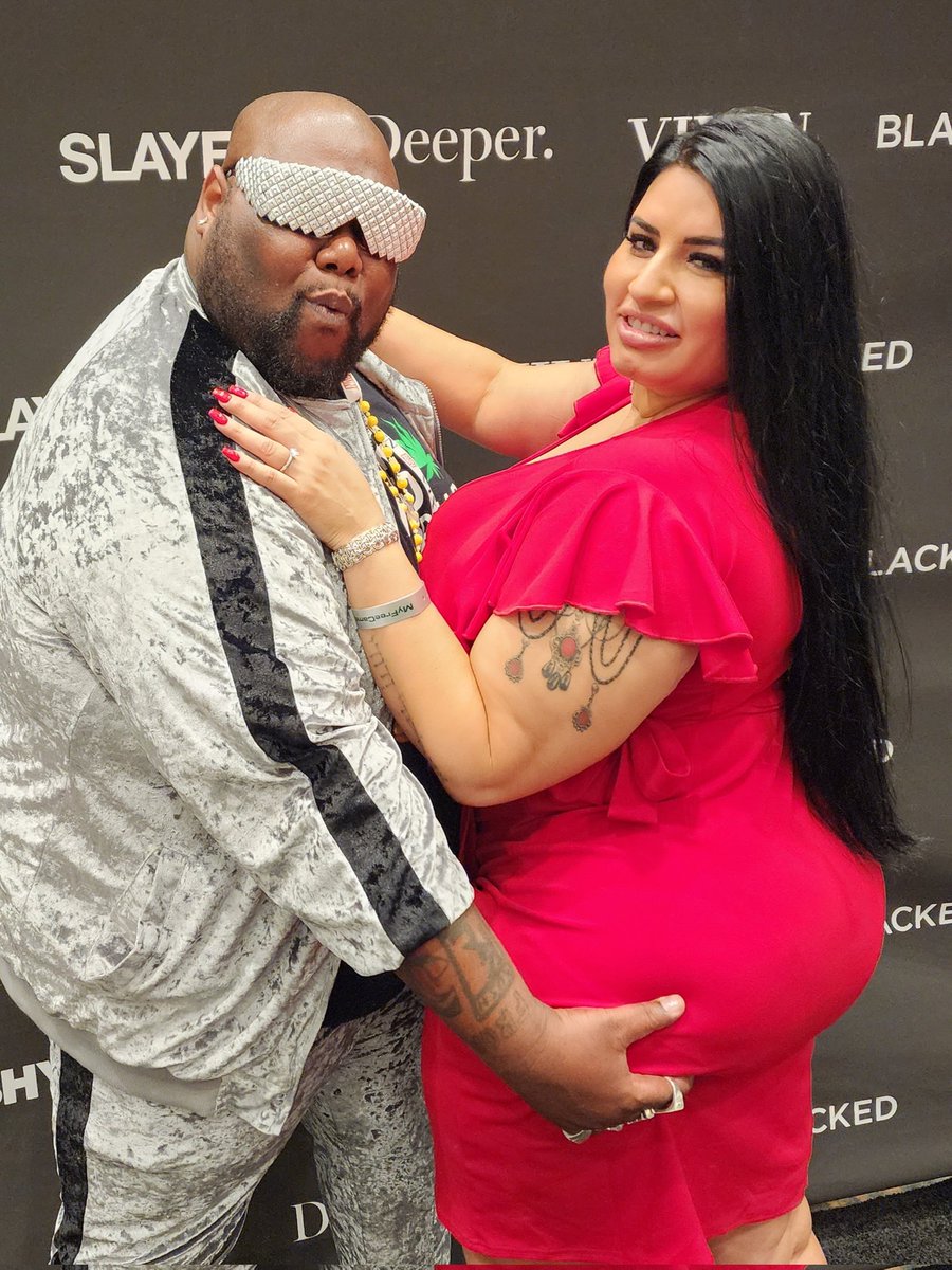 TheBestBigWill's tweet photo. I wanna just live on @BbwSofiaRose titties OMG! She loved #MiniWill @avnexpo 2023 https://t.co/psGnmsx8Nw