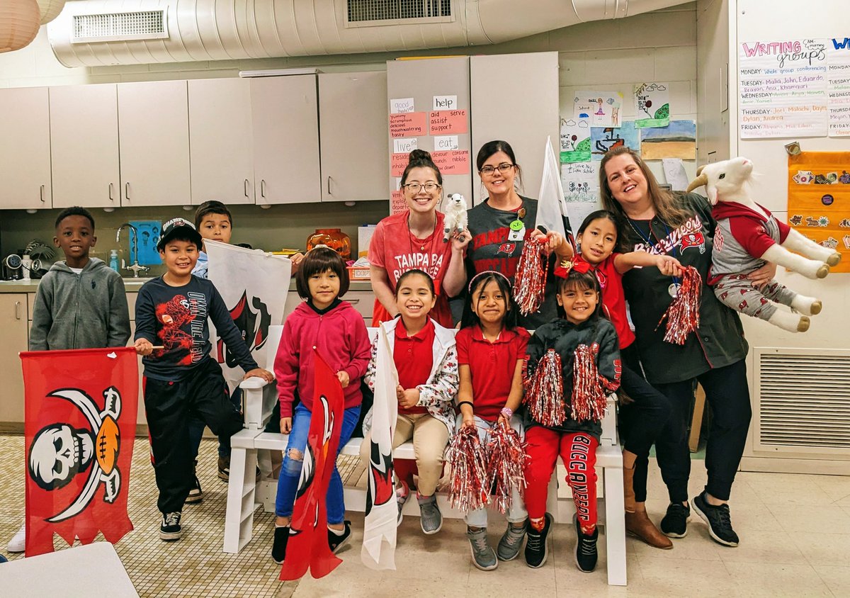 The only thing better than a family photo...is a Bucs family photo ❤️🏈 <a href="/psprincess18/">Jennifer Chamoun</a>
<a href="/Stephan36532870/">Stephanie Gray</a>