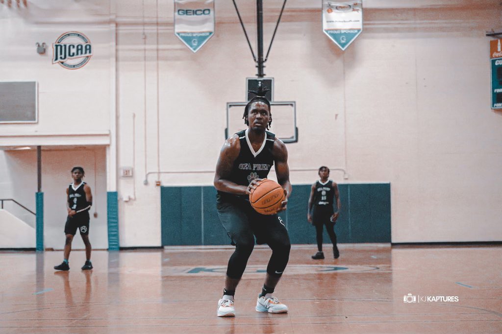 coach Lee alt tweet media